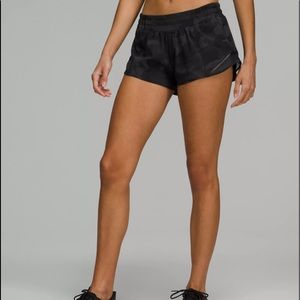 Lululemon hotty hot shorts 2.5